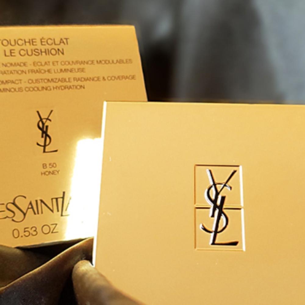 Yves Saint Laurent foundation compact B10